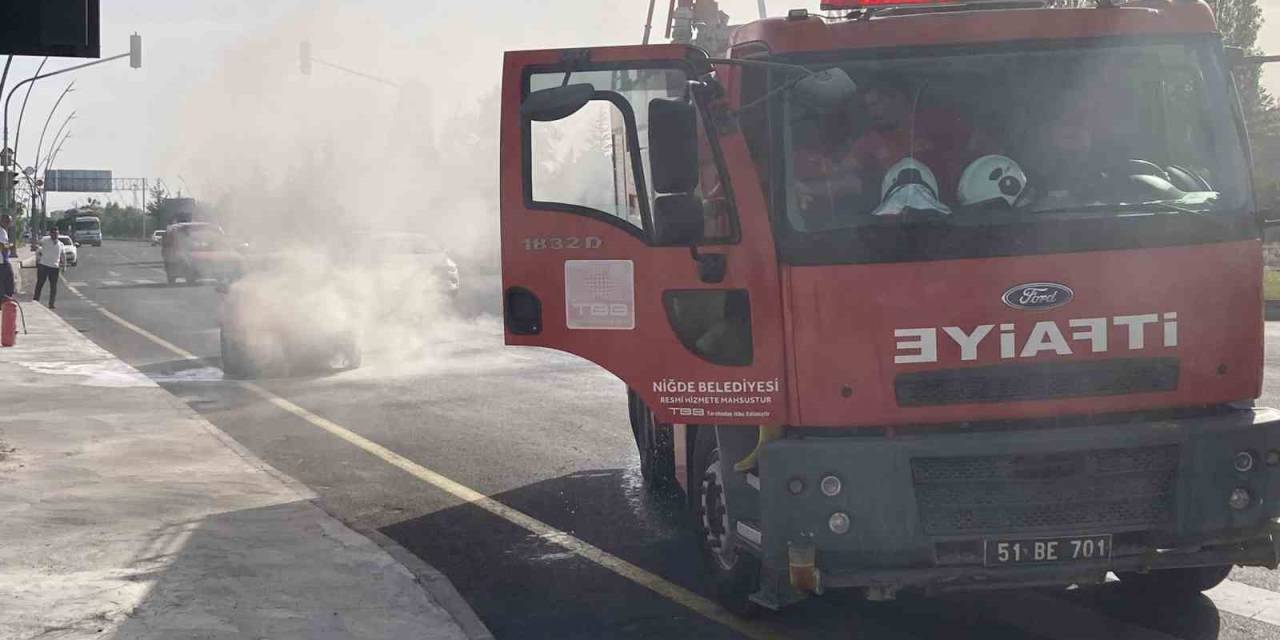 Niğde’de Seyir Halindeki Otomobilde Yangın Çıktı
