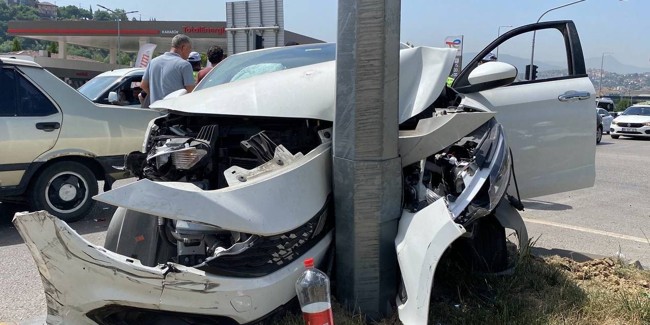 İki Otomobilin Çarpıştığı Kaza Anı Araç Kamerasına Yansıdı: 4 Yaralı