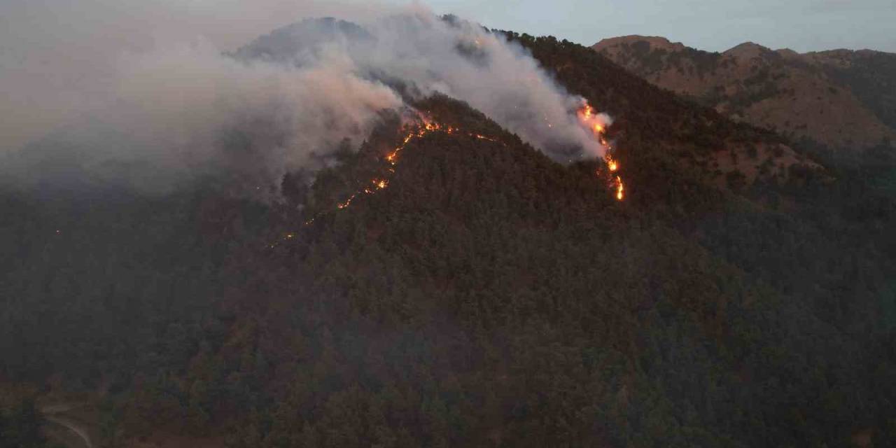 Yüzlerce Kişiyi Evinden Eden Yangın Havadan Görüntülendi