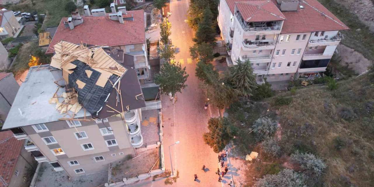 Fırtına Çatı Uçurdu, Ağaçları Devirdi, Aracın Üzerine Yıldırım Düştü, Turistler Mahsur Kaldı