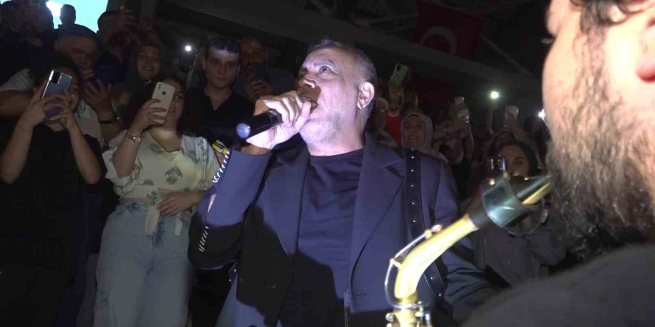 Haluk Levent’ten Amasya’da Tribünde Konser