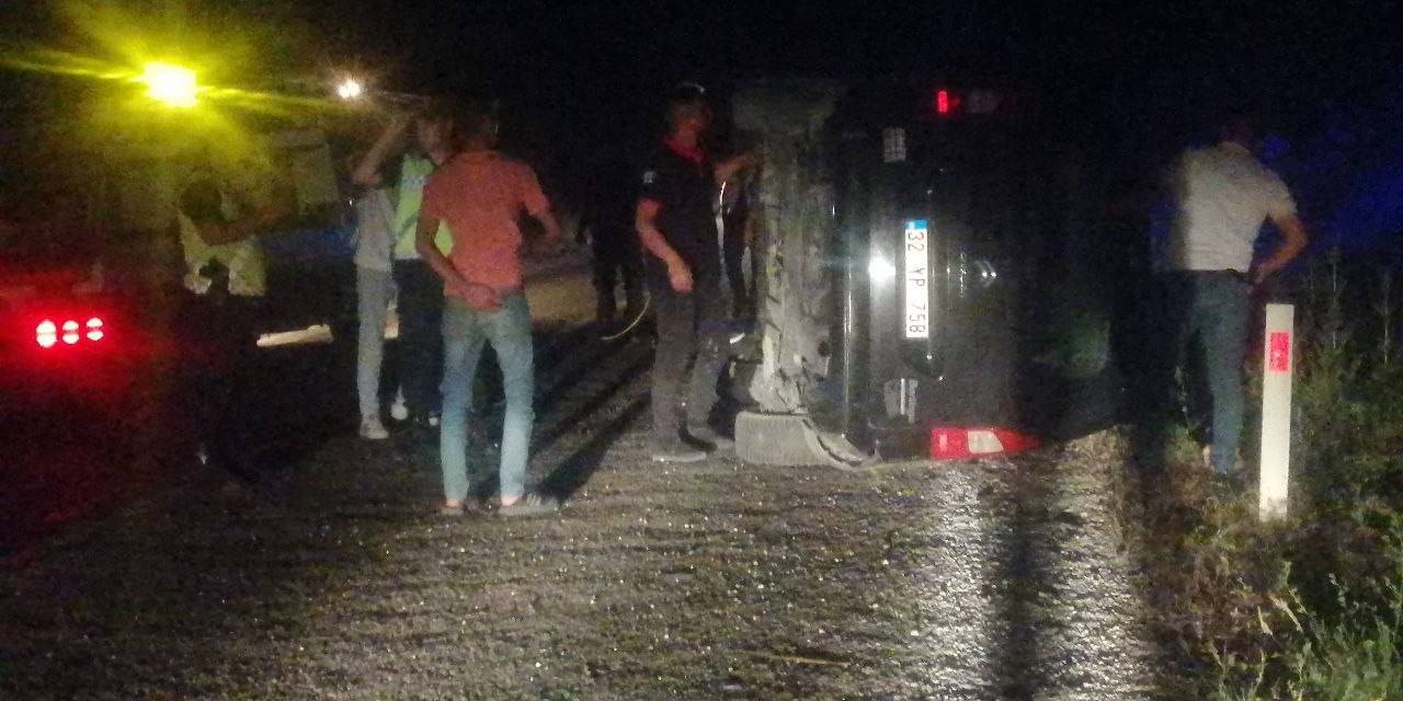 Isparta’da Hafif Ticari Araç İle Minibüs Çarpıştı: 2’si Çocuk 4 Yaralı