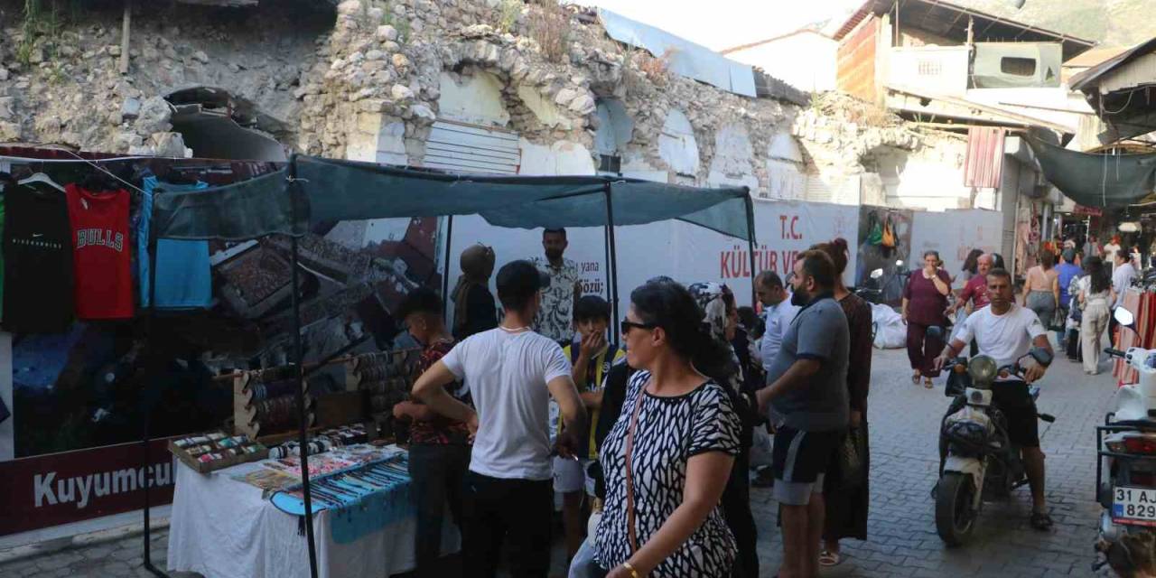 Depremin Yıktığı Çarşıda Eski Günleri Aratmayan Bayram Alışverişi