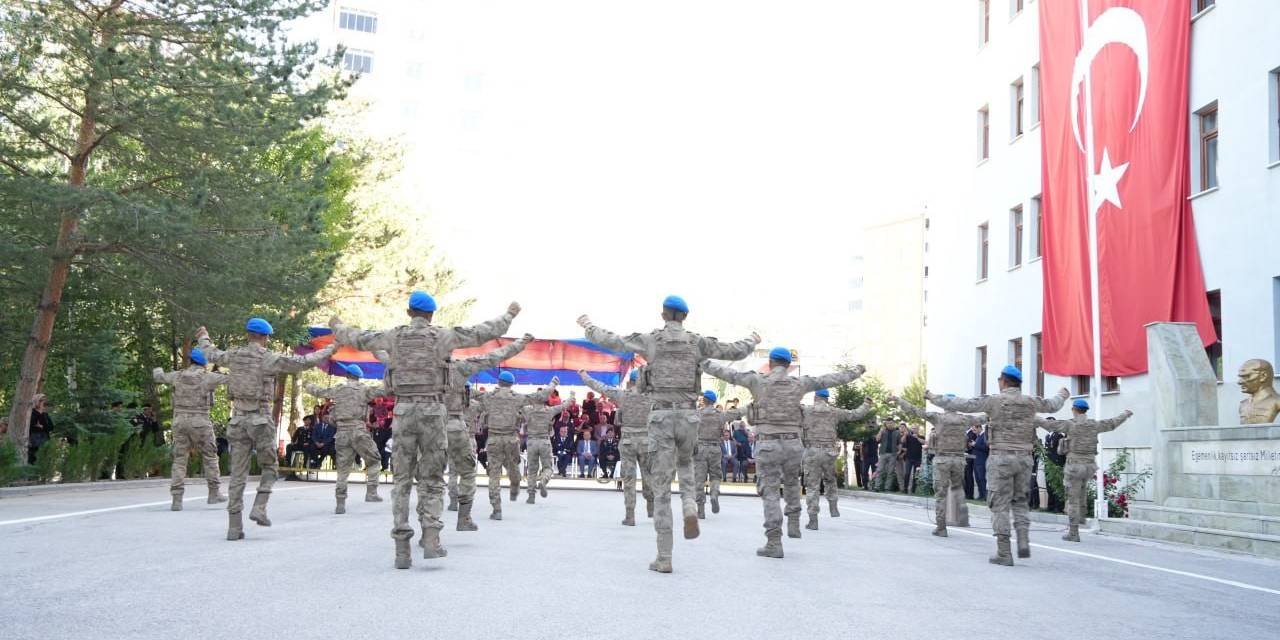 Komandolar Zeybek Performansıyla Göz Doldurdu
