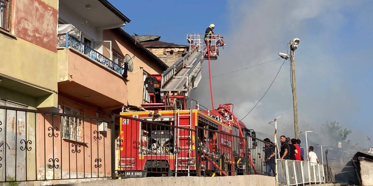 Bayburt’ta Çıkan Yangında 3 Ev Hasar Gördü
