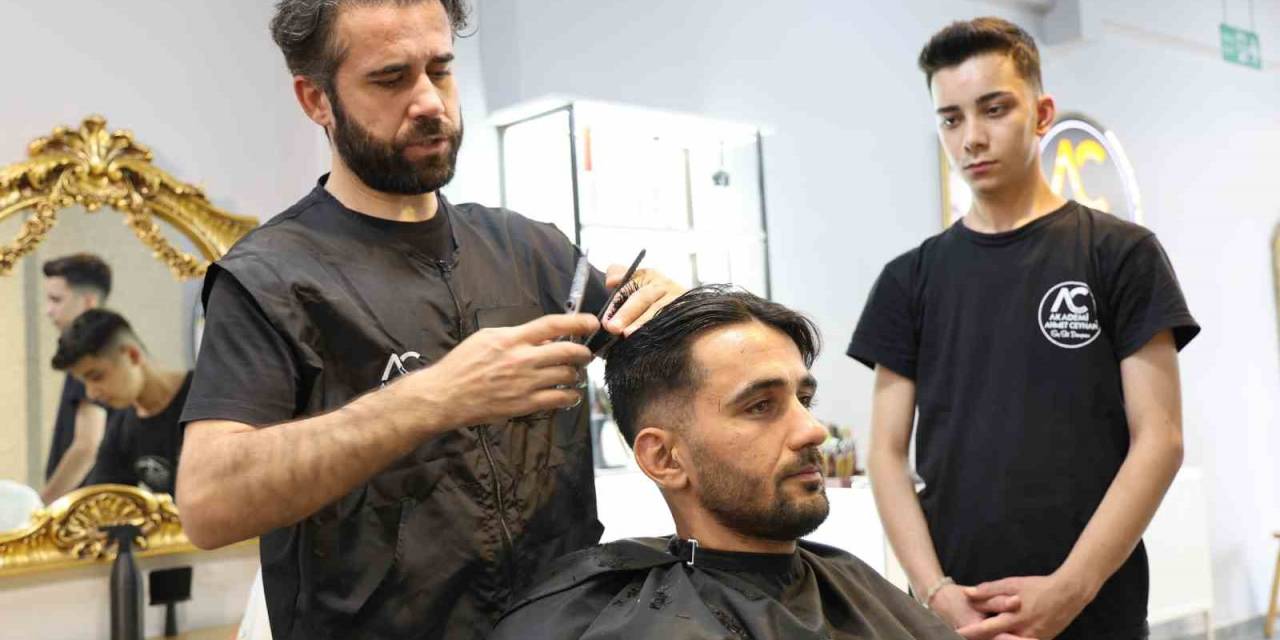 Depremin Merkez Üssündeki Berberlerde Bayram Yoğunluğu