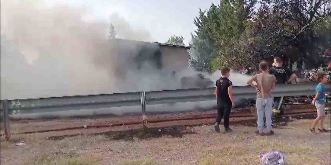Depo Olarak Kullanılan Baraka Yangında Küle Döndü