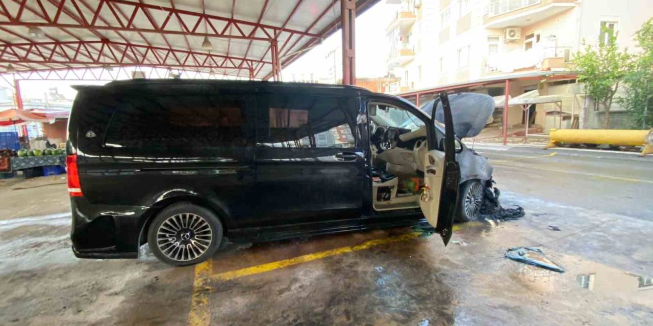 Park Halindeki Vıp Araç Yanarak Kullanılamaz Hale Geldi