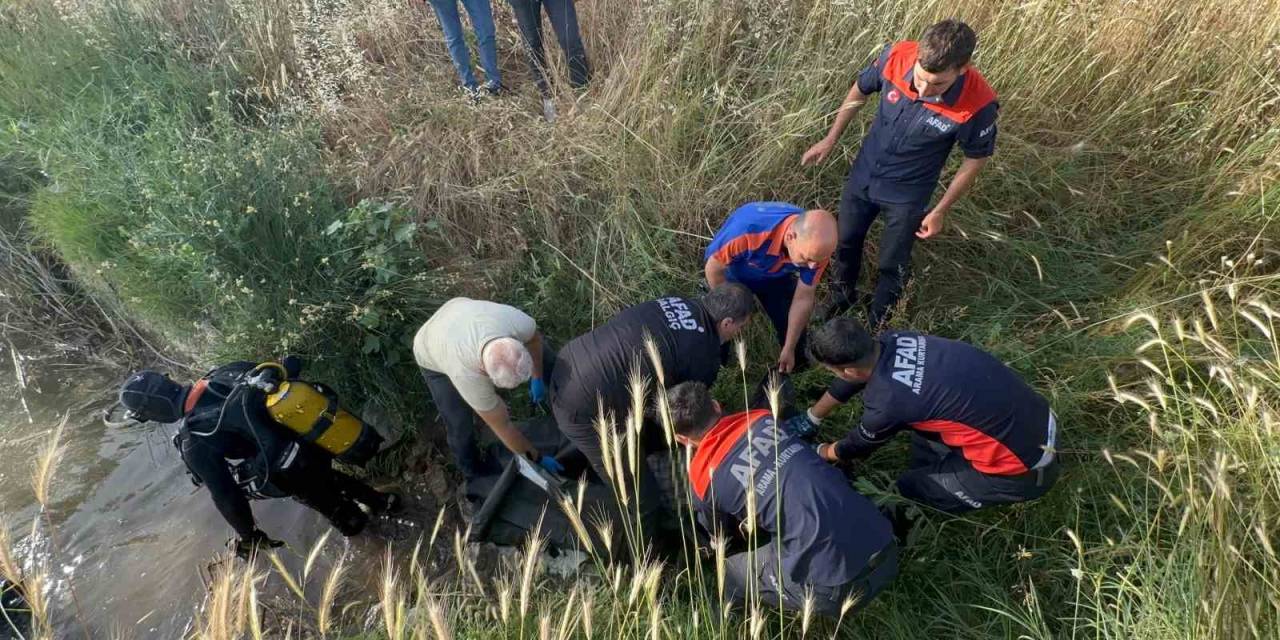 Diyarbakır’da Traktörüyle Gölete Düşen Sürücü Hayatını Kaybetti