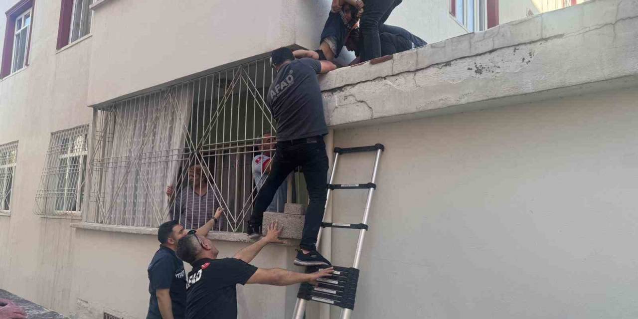 Kafası Demir Parmaklıklara Sıkışan 10 Yaşındaki Çocuk Kurtarıldı