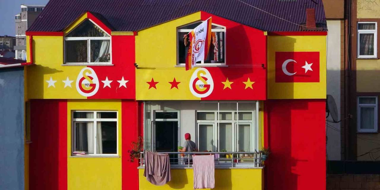 Giresunlu Taraftar, Galatasaray Sevdasıyla Binasını Sarı-kırmızıya Boyadı