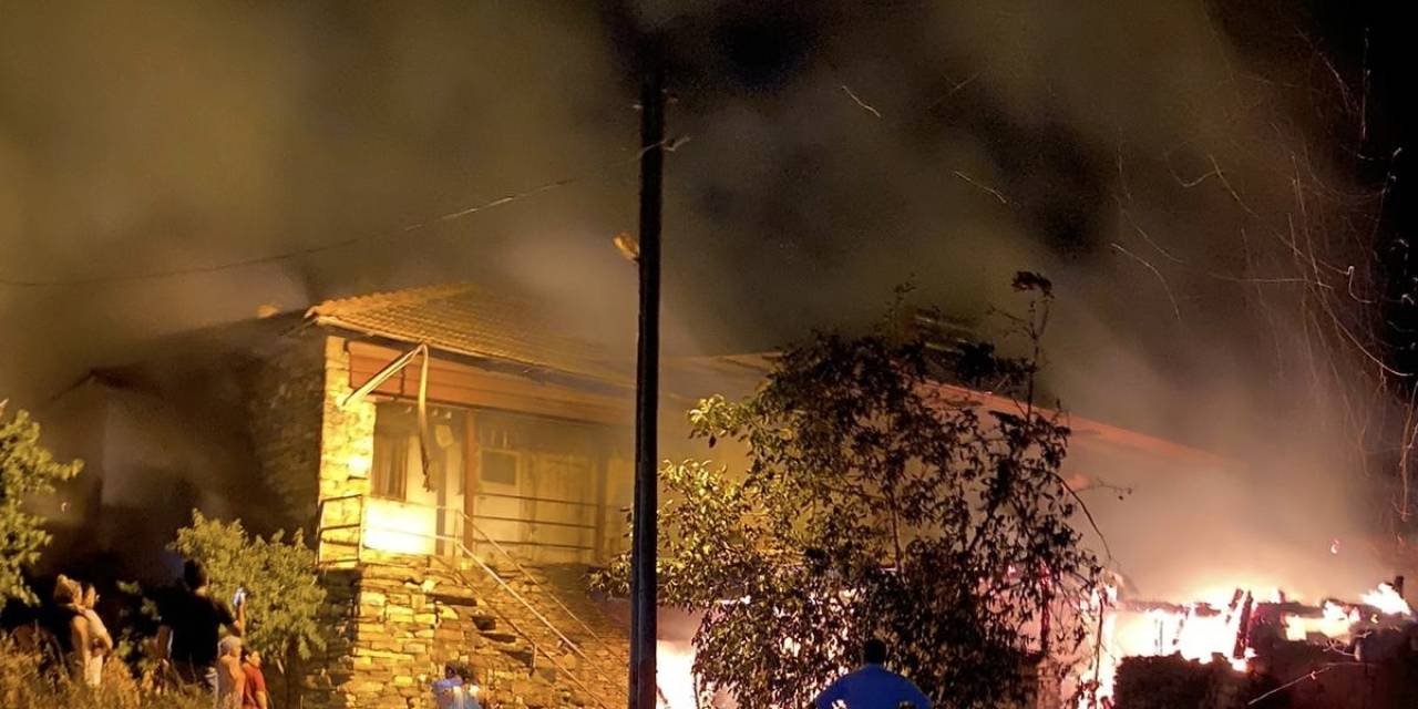 Tarihi Taş Ev Alevlere Teslim Oldu