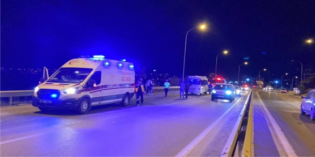 Kontrolden Çıkan Araç Bariyerlere Çarparken, 2 Kişi Yaralandı