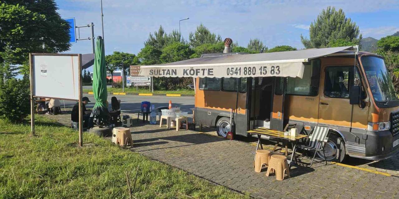 Fedakar Anne Hasta Oğlunun Tedavi Masrafları İçin Minibüste Köfte Satıyor