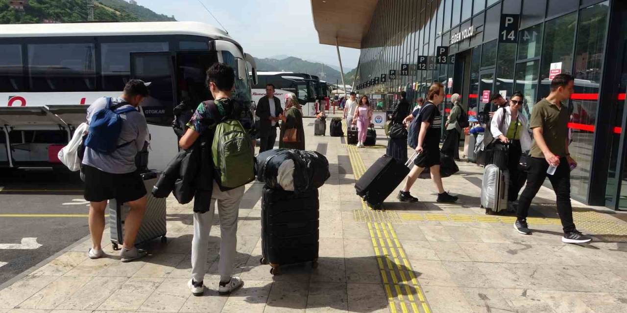 Trabzon Şehirlerarası Otobüs Terminali’nde Kurban Bayramı Yoğunluğu