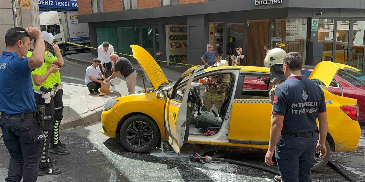 Beyoğlu’nda Seyir Halindeki Takside Yangın Çıktı