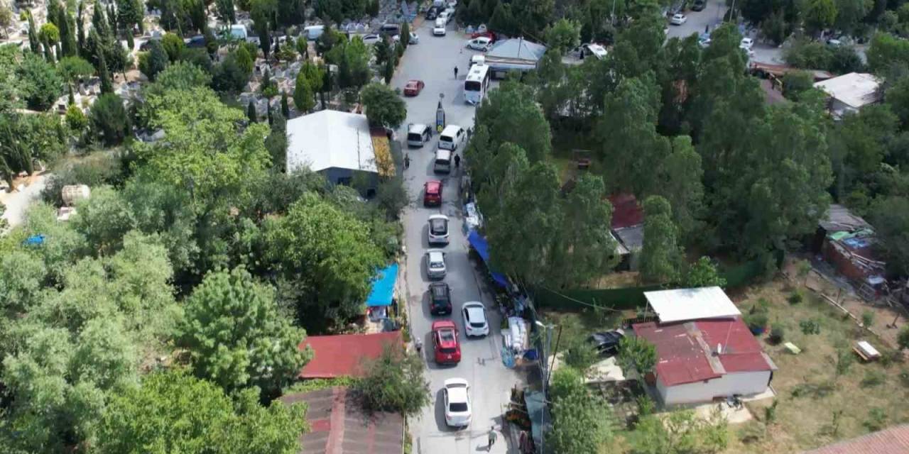 Sultangazi’de Mezarlık Yolunda Uzun Araç Kuyruğu