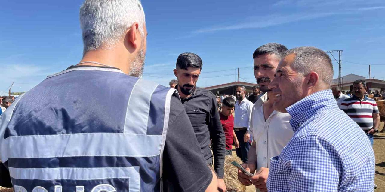 Ağrı Hayvan Borsası’na Giden Polis Ekipleri, Vatandaşları Dolandırıcılık Konusunda Bilgilendirdi
