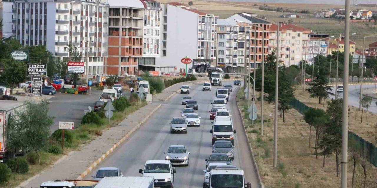 Afyonkarahisar-antalya Karayolunda Bayram Trafiği Başladı