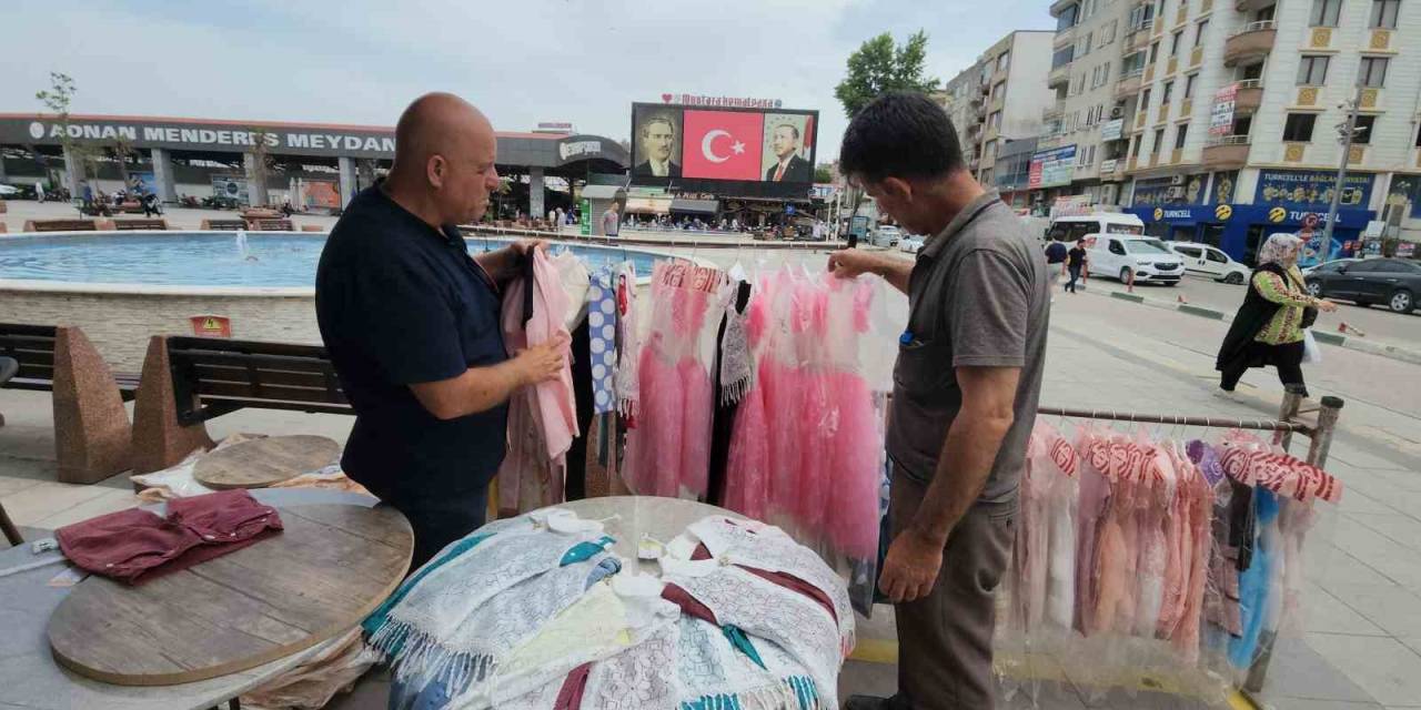 Fenomen Muhtardan Çocuklara Ücretsiz Bayram Kıyafeti