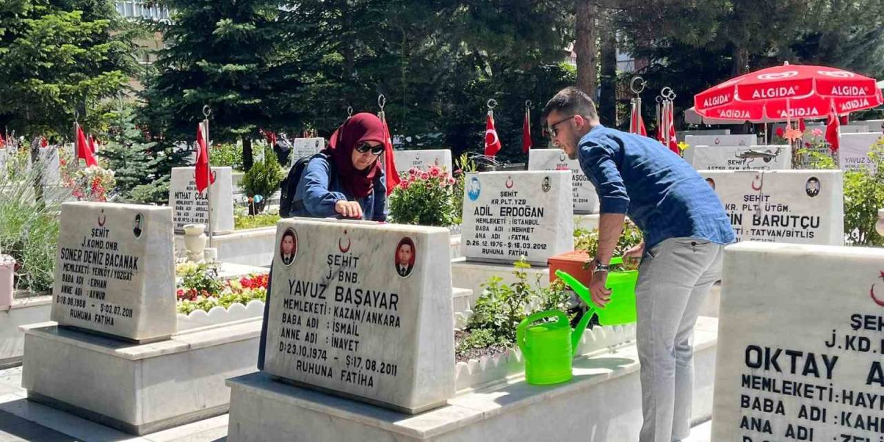 Bayram Öncesinde Şehit Ailelerinin İlk Durağı Şehitlikler Oldu