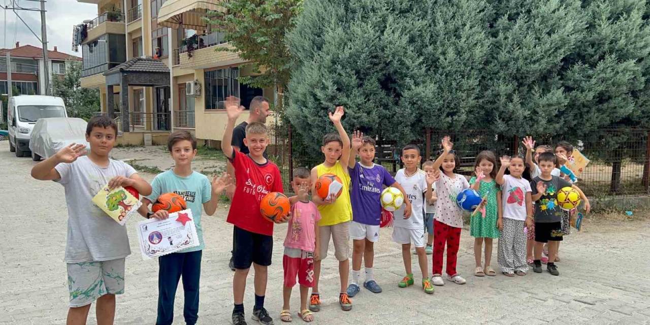 Muhtardan Çocukların Yüzünü Güldüren Hamle: Karneyi Alana Top Ve Anahtarlık Hediye Etti