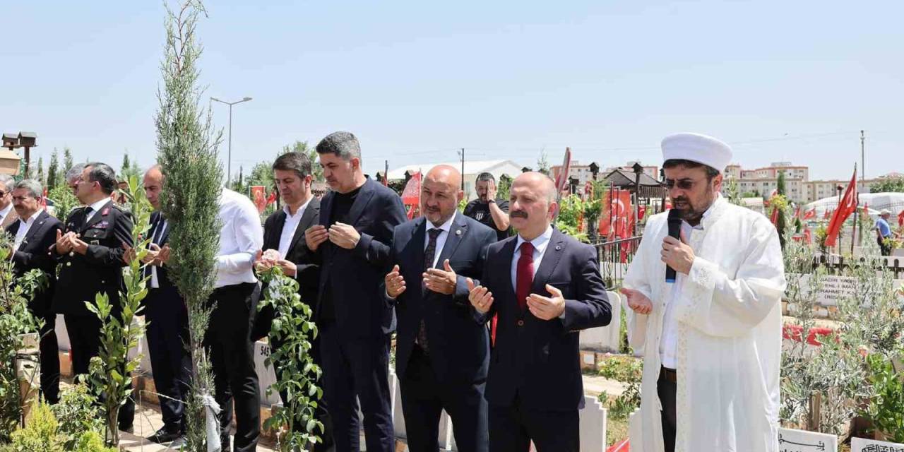 Kent Protokolü Şehitlik Ziyaretinde Bulundu