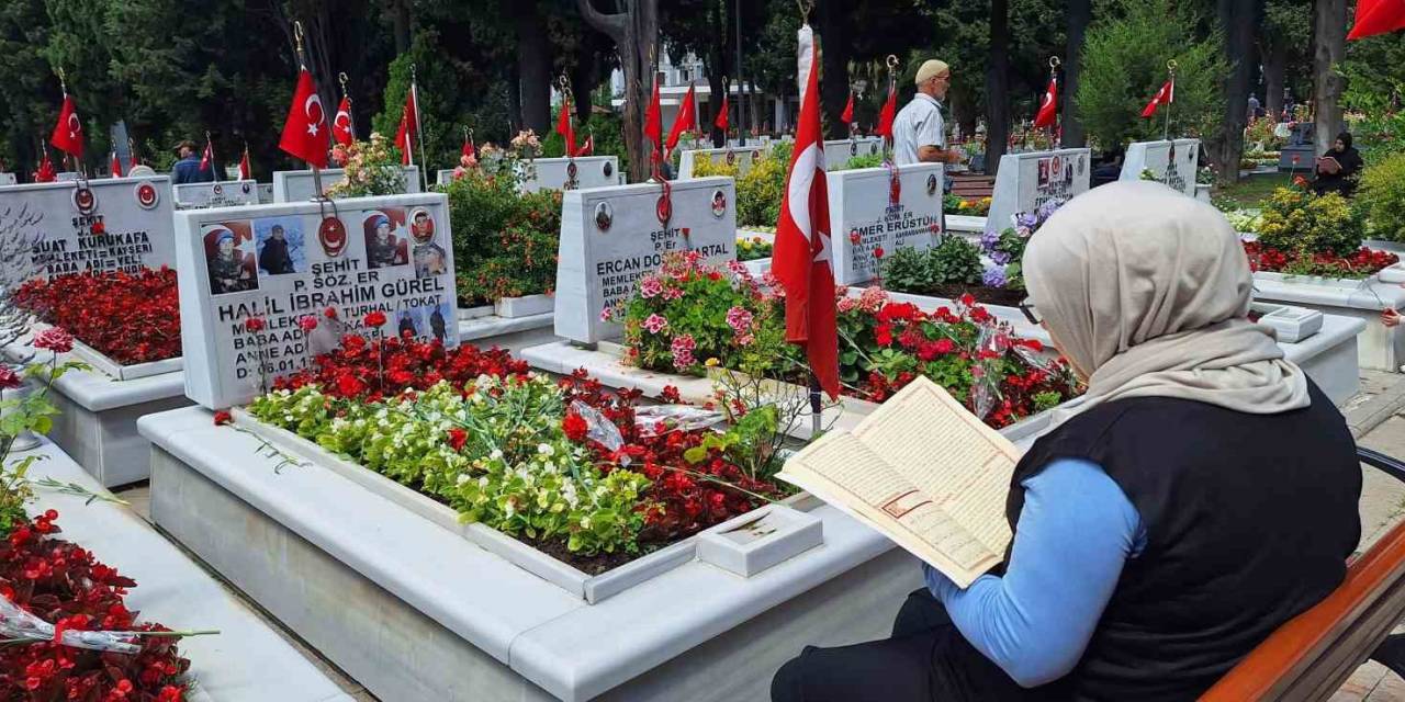 Kurban Bayramı Öncesi Vatandaşlar Edirnekapı Şehitliği’ni Ziyaret Etti