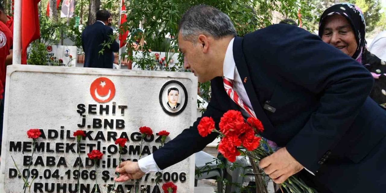 Osmaniye’de Şehitler İle Depremde Hayatını Kaybedenlerin Kabri Ziyaret Edildi