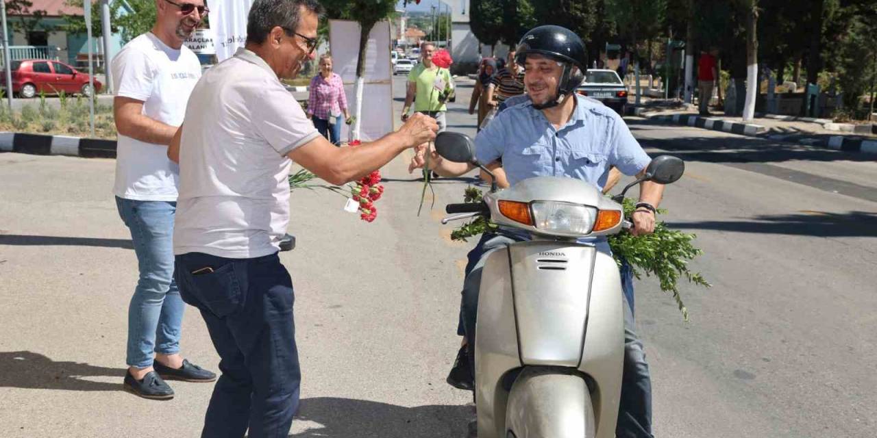Şehzedeler Belediyesi Kabristanda Yüreklere Dokundu