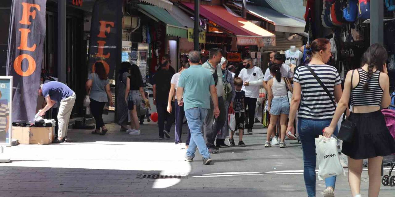 Kemeraltı Çarşısı’nda Kurban Bayramı Yoğunluğu
