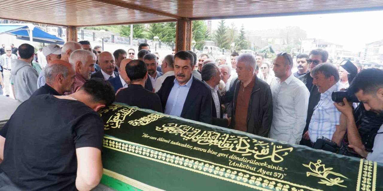 Milli Eğitim Bakanı Tekin, Erzurum’da Emekli Öğretmenin Cenaze Törenine Katıldı