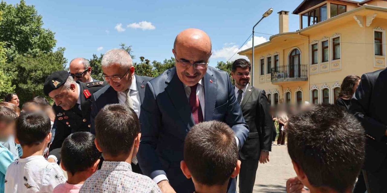 Vali Demirtaş, Çocuklarla Bir Araya Geldi