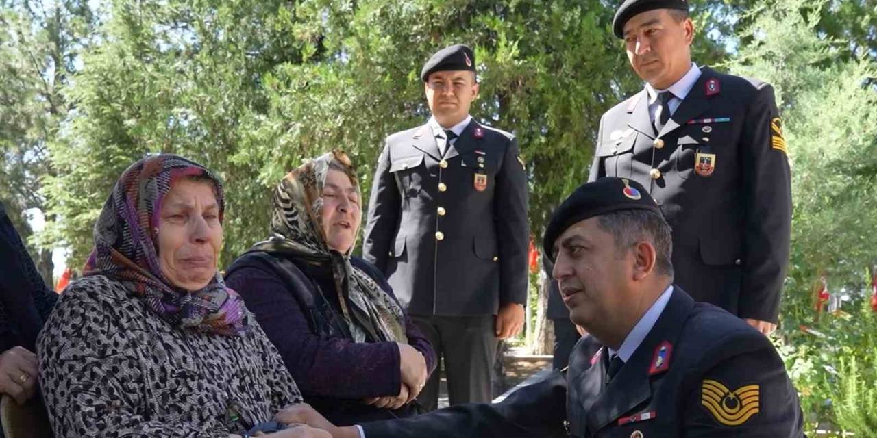 Şehit Annesinin Gözyaşlarına Yürek Dayanmadı: Jandarma Personeli ’ben Senin Oğlunum’ Diyerek Teselli Etti