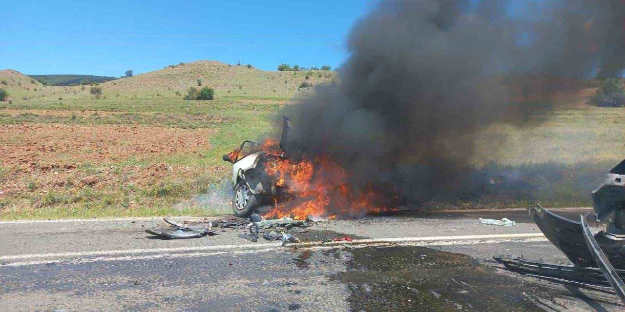 Hafif Ticari İle Çarpışan Tofaş Alev Topuna Dönüştü: 1 Ölü, 1 Yaralı