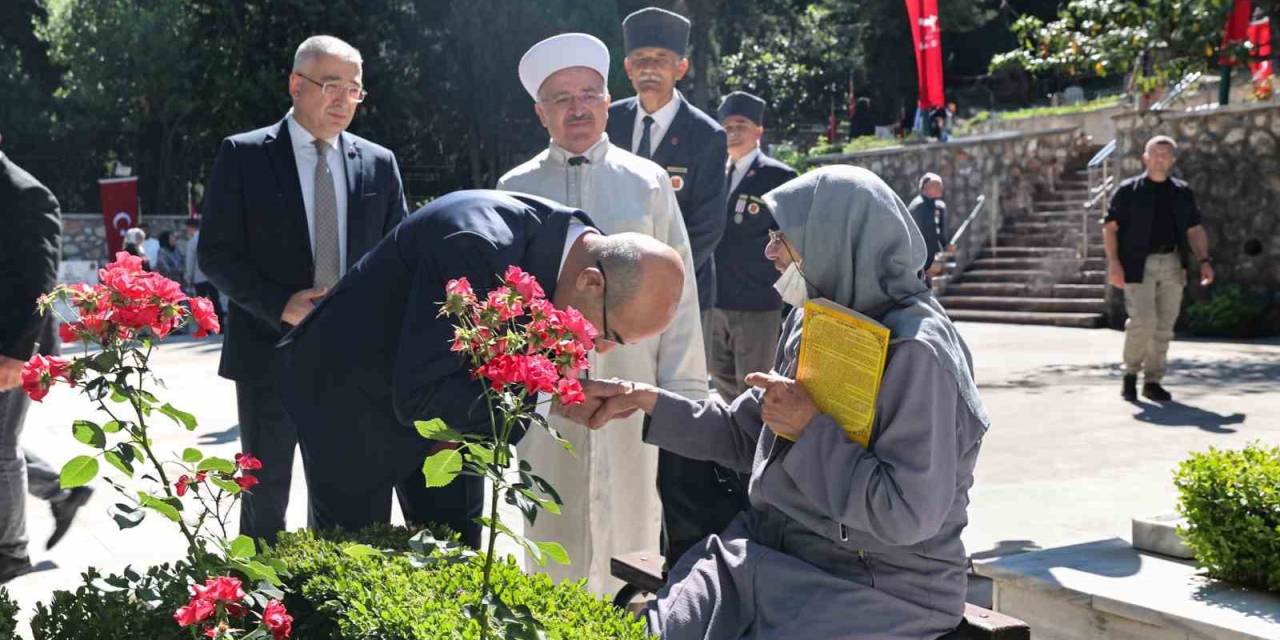 Şehitliklerde Hüzünlü Bayramlaşma