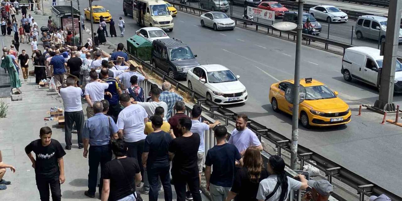 Şirinevler’de Ucuz Baklava Kuyruğu