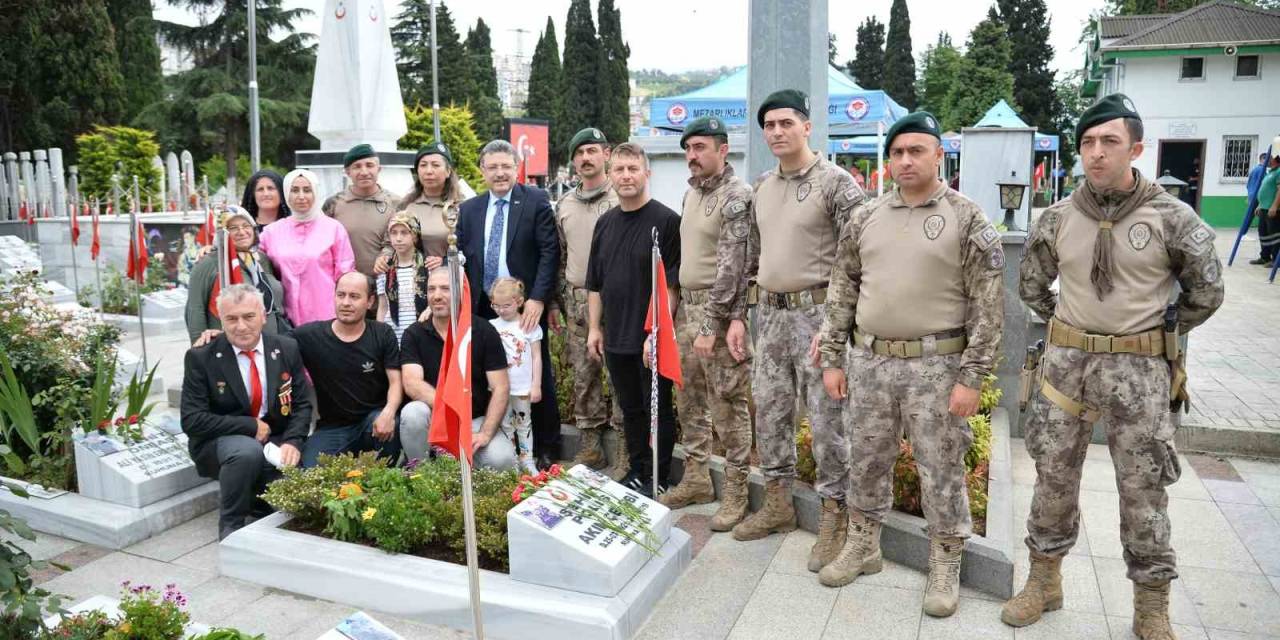 Şehit Mezarlarına Karanfil Bıraktılar, Şehit Aileleri İle Bayramlaştılar