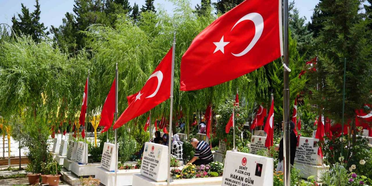 Gaziantep’teki Mezarlıklar Ve Şehitliklerde Arefe Yoğunluğu
