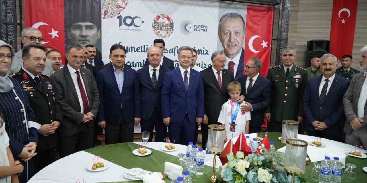 Manisa Protokolü Bayramlaştı