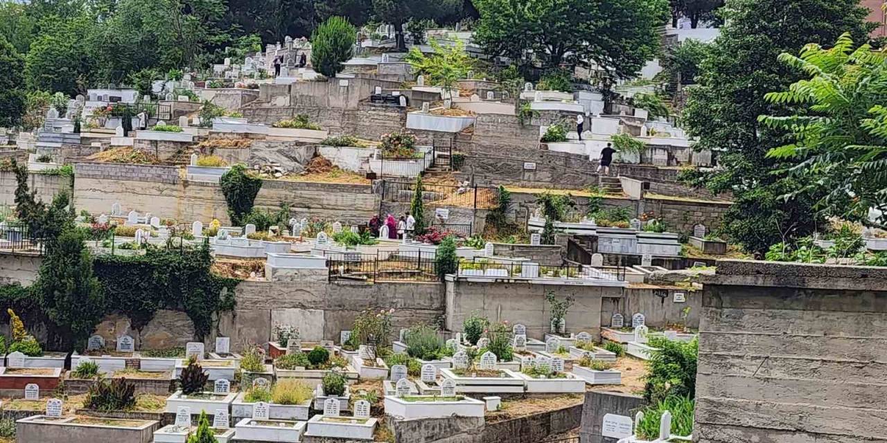 Zonguldak’ta Vatandaşlar Arife Günü Mezarlık Ziyaretleri Yaptı