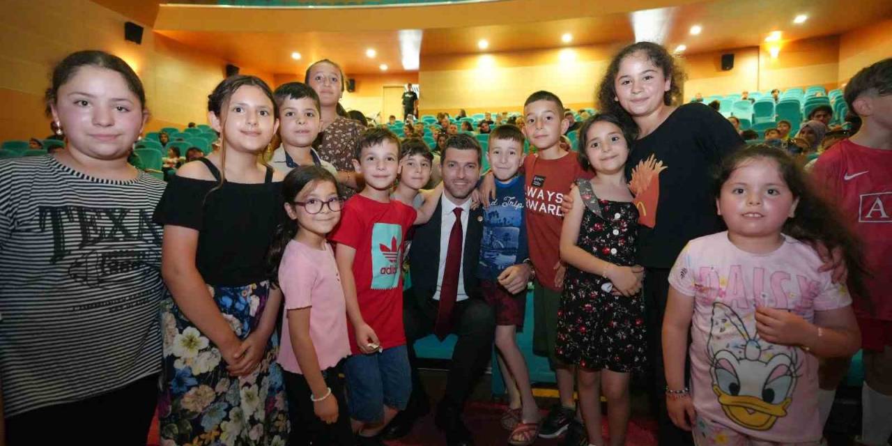 Başkan Karagöl’den Karne Alan Çocuklara Tiyatro Sürprizi