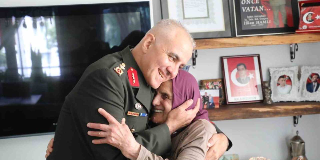 15 Temmuz Kahramanı Gazi Tümgeneral, Şehit Annesini Mezarlığa Götürdü