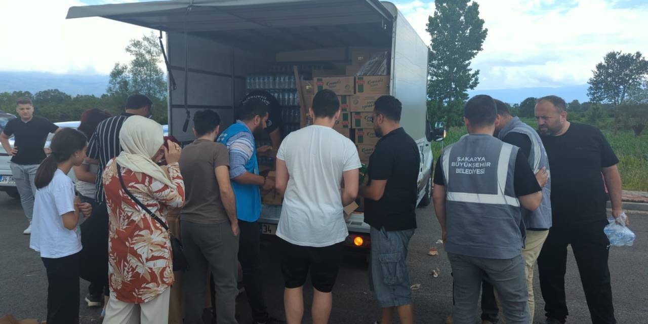 Bayram Trafiğinde Kalanlara Su Ve Yiyecek İkramı Büyükşehirden