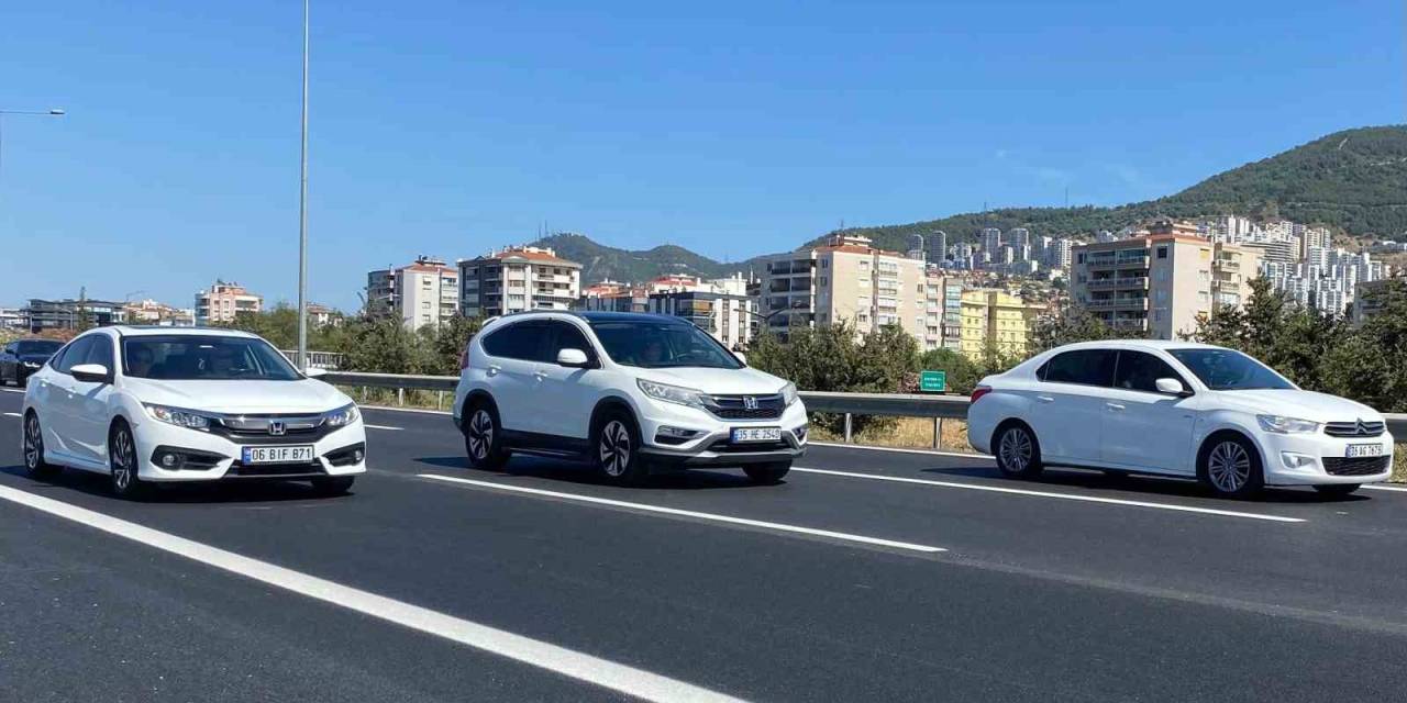 Tatilciler Akın Akın Çeşme, Bodrum, Kuşadası Ve Diğer Tatil Bölgelerine Gidiyor