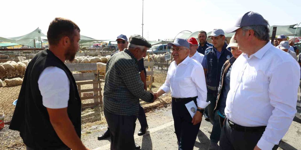 Başkan Büyükkılıç, Mimarsinan Kurban Pazarı’nı Ziyaret Etti