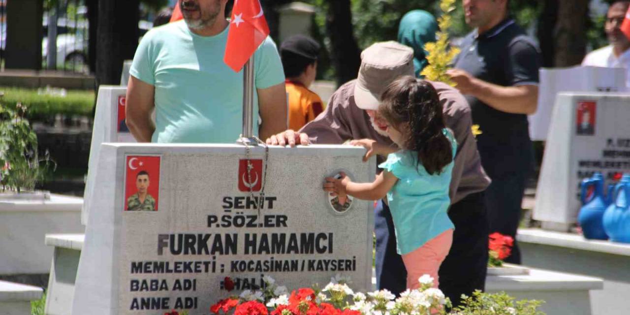 Bayram Öncesi Şehit Aileleri Soluğu Şehitlikte Aldı