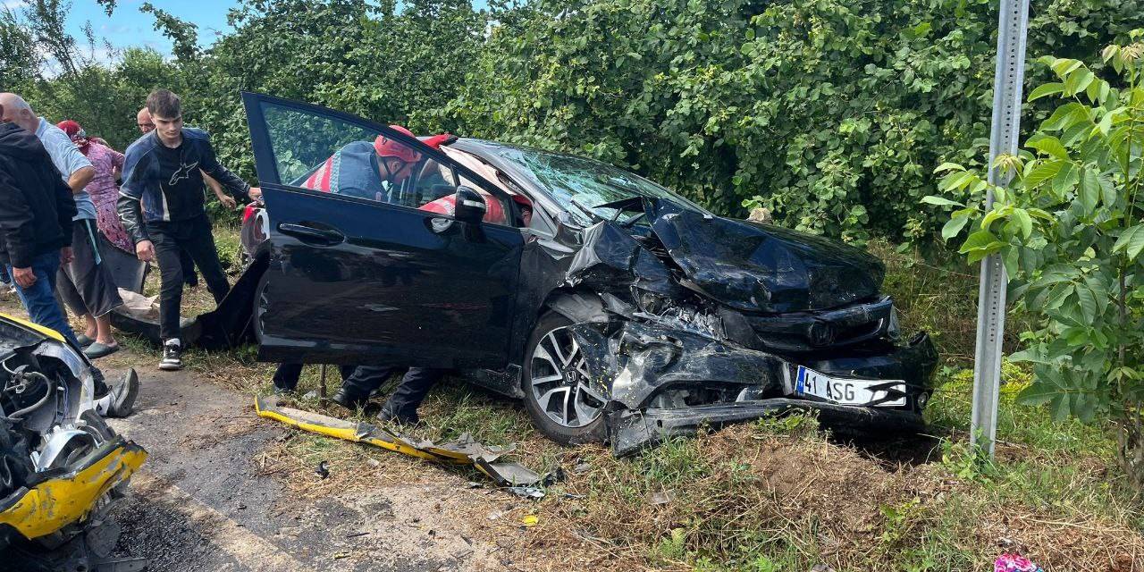 İki Otomobil Kafa Kafaya Çarpıştı: 8 Yaralı