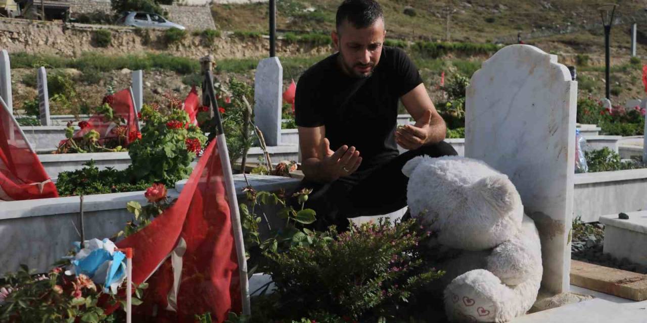 Deprem Mezarlığında Buruk Arefe