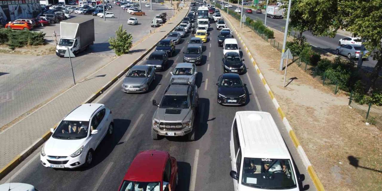 Kuzey Ege’deki Tatil Merkezlerinde Trafikte Uzun Araç Kuyrukları Oluşuyor
